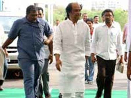 புலிகள் பணம்?-கருத்து தெரிவிக்க ரஜினி மறுப்பு