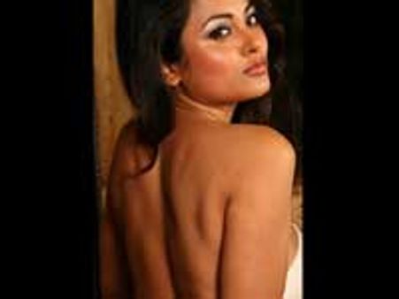 சிம்புவை 'பிக்கப்' செய்த மீனாட்சி!