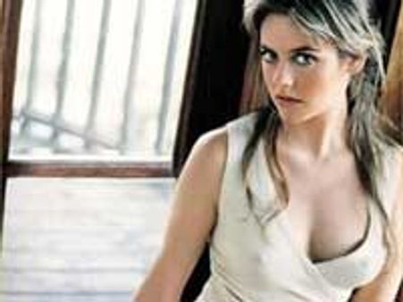 நிர்வாணமாக வேலை செய்யும் அலிசியா!