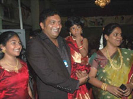 மாதம் ரூ.2 லட்சம் ஜீவனாம்சம் - பிரகாஷ் ராஜ் மனைவி கோரிக்கை