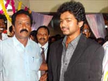 விஜய் காங்.கில் சேர்ந்தால் படங்களைப் புறக்கணிப்போம்: கனடா தமிழ் படைப்பாளிகள் கழகம்