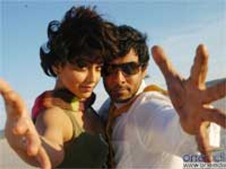 கந்தசாமி பார்க்க வரும் குழந்தைகளுக்கு கோழி மாஸ்க்!