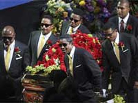 மைக்கேல் ஜாக்சன் உடல் 2 மாதத்துக்கு பின் அடக்கம்