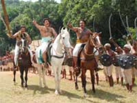 வரலாற்றைத் திரித்துக் கூறும் பழஸி ராஜா - தமிழகத்தில் எதிர்ப்பு