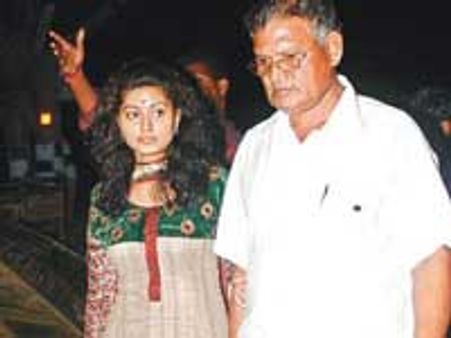 நடிகை சினேகாவுக்கு செருப்பு பார்சல் - இ.ம.க ஆவேசம்!