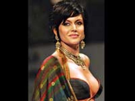 அரைகுறை... அதிரவைத்த மந்திரா!