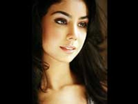 பாலிவுட்டை கலக்க அடுத்த தங்கச்சி 'ரெடி'