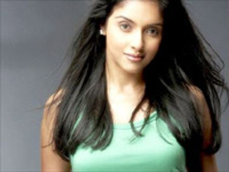 அசின்-டோணி 'லவ்'?