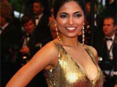 உதைத்த பார்வதி - துடித்த பைட்டர்!