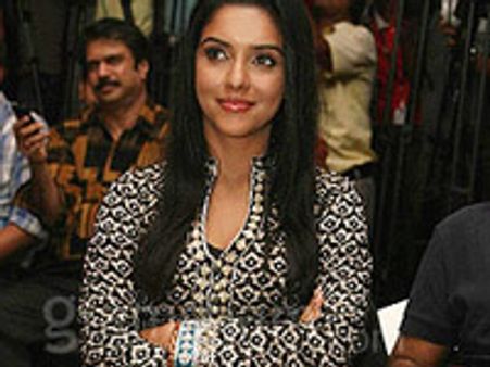 அசினுக்கு ஆபரேஷன்!