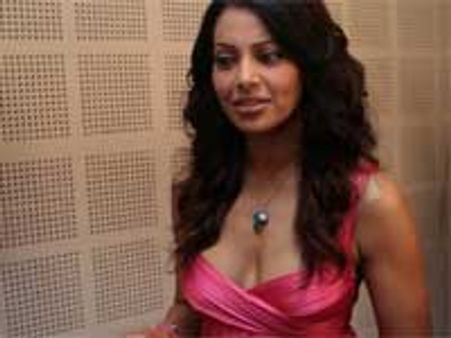 பிபாஷா பாசுவிடம் செக்ஸ் சில்மிஷம்