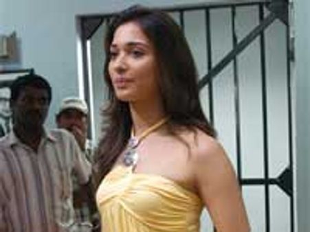 விஜய், தமன்னாவை சூழ்ந்த ரசிகர்கள்