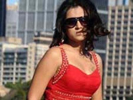 சம்பளத்தை குறைத்த நாயகிகள்!