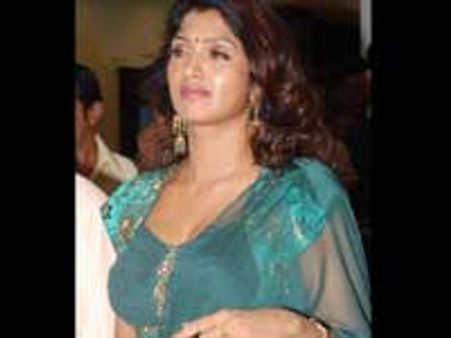 'மணிக்கு ரூ.2 லட்சம் வாங்கும் நடிகைகள் லிஸ்ட் எங்கிட்ட இருக்கு!' - புவனேஸ்வரி பகீர்