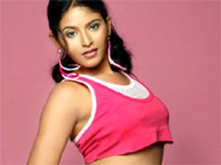 அஞ்சலியை கைவிட்ட கவர்ச்சி!