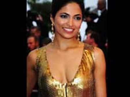 ஆறில் ஒன்றாக பாலிவுட்டில் அறிமுகமாகும் பார்வதி