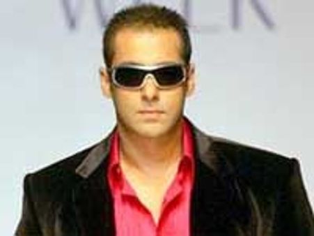 சல்மான் கானைப் பார்க்க திரண்ட ரசிகர்கள் - போலீஸ் தடியடி