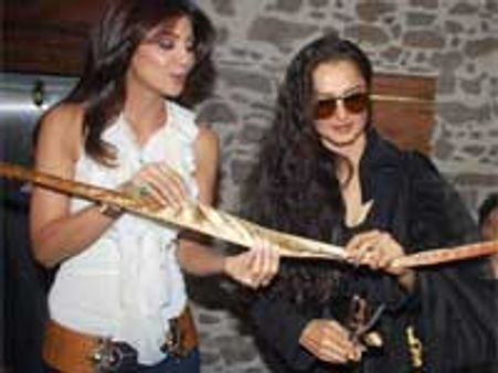 ஷில்பாவின் அழகு நிலையம் - திறந்து வைக்கும் ரேகா