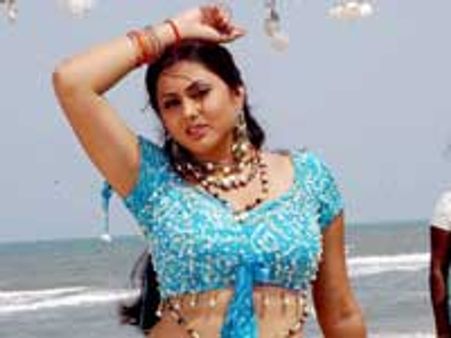 நமீதா படம் வெளியாக கோர்ட் தடை!