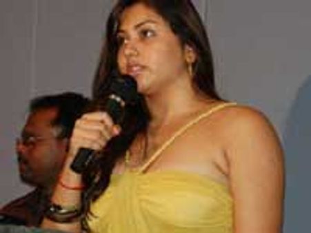 புடவைக் கட்டாம ஆண்களைக் காப்பாத்தறேன்! - நமீதா