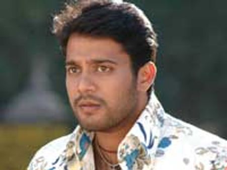 மரத்தில் மோதிய கேரவன் - உயிர் தப்பினார் நடிகர் பாலா