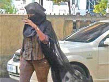 முக்காடு போட்டபடி காவல் நிலையத்தில் கையெழுத்திட புவனேஸ்வரி