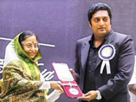 ஜனாதிபதியிடம் விருது பெற்றார் பிரகாஷ் ராஜ்