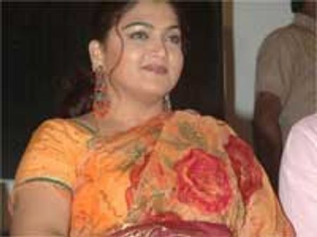 கடவுளுக்கு முன் செருப்புக் காலுடன் உட்கார்ந்த குஷ்பு மீதான வழக்கு ரத்து