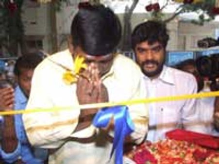 ஆர்.கே. ஹோட்டல் திறப்பு - வடை சுட்டார் வடிவேலு!!