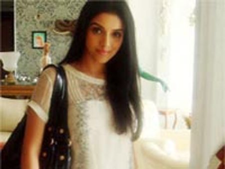 ஆசின் வைக்கும் பார்ட்டி