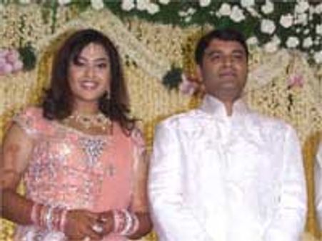 கணவர் வீட்டாருடன் மீனா லடாய்?