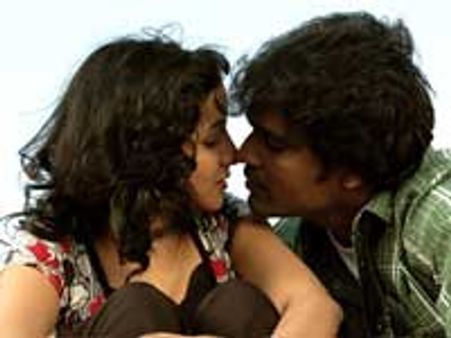 சா..பூ..த்ரீ.. 12 இடங்களில் கட்!