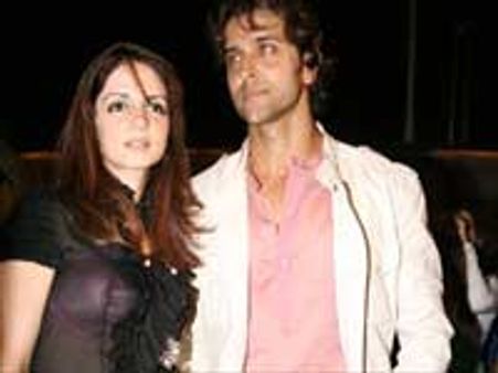 ஹ்ருத்திக் வைத்த மது விருந்து: நடிகர், நடிகைகள் அமளி- போலீஸ் எச்சரிக்கை