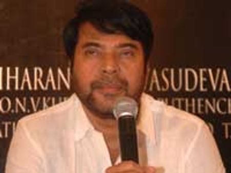 ரசிகர்கள் ரகளை: மம்முட்டியின் துபாய் கலை நிகழ்ச்சி ரத்து!