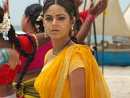 நமீதாவுக்காக என் காட்சிகளை வெட்டிட்டாங்க! - நிலா புகார்