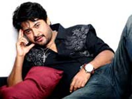 அபிஷேக் இயக்கத்தில் 'கையெழுத்து'!