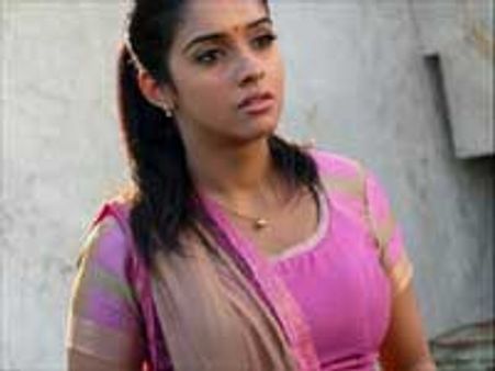 பெற்றோரை பிரிந்த அசின்