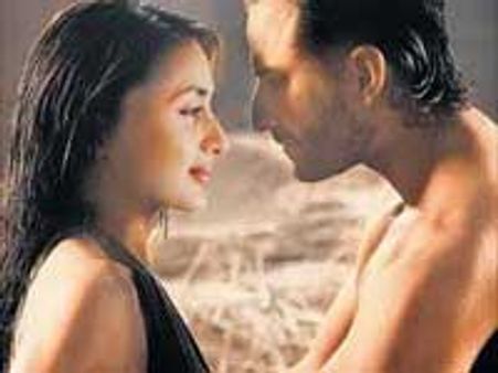 கரீனா அரை நிர்வாண போஸ்... சேலையுடன் குவிந்த சிவசேனா தொண்டர்கள்!