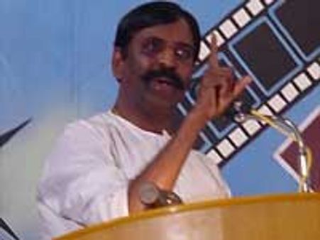 பொய்களை கவிதையாக்காதீர் - கவிஞர்களுக்கு வைரமுத்து வேண்டுகோள்