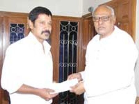 ஆந்திரா புயல் நிவாரணம்-விக்ரம் ரூ.15 லட்சம்