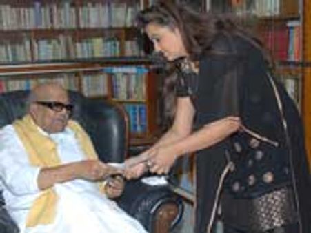 கருணாநிதியுடன் சோனா சந்திப்பு-ரூ. 5 லட்சம் நிவாரண நிதி