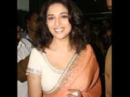 இந்திரா காந்தியாக மாதுரி தீக்ஷித்!!