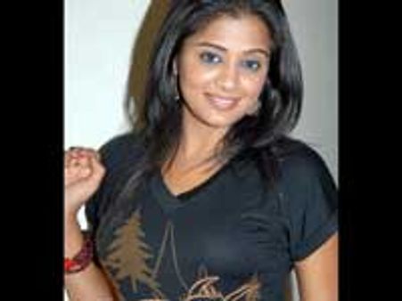 அடையாளம் மறந்த பிரியாமணி!