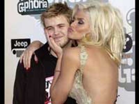 எழுத்தாளருடன் நிக்கோல் காதலர் சமரசம்!