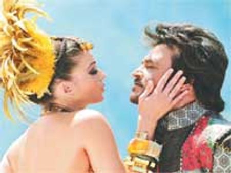 எந்திரன் ஷூட்டிங்கால் மக்கள் தொடர்ந்து அவதி - வேடிக்கை பார்க்கும் போலீஸ்