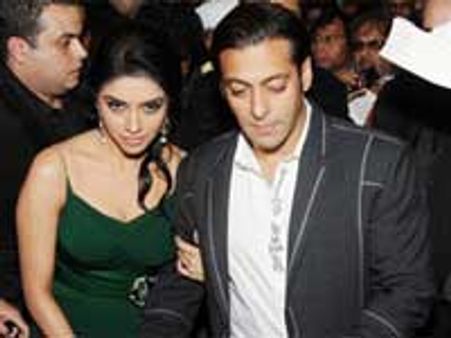 ஆசினுடன் வேகமாக நெருங்கும் சல்மான்