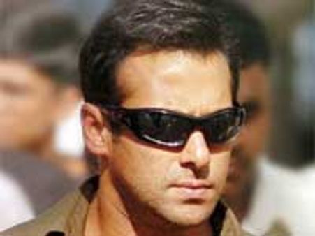 தேர்தல் பிரசாரத்தில் அமளி - சல்மான் ரசிகர்கள் மீது தடியடி