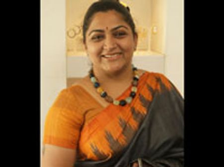 முதல்வர் முன்னிலையில் தமிழை மென்று துப்பிய குஷ்பு!