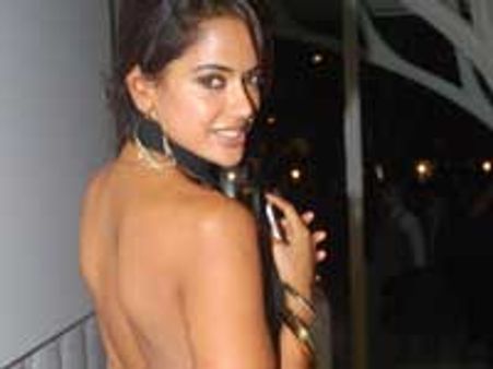 மேக்ஸிம் இதழில் மேக்ஸிமம் கவர்ச்சியில் சமீரா!!