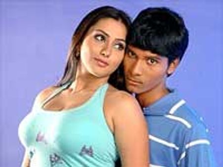 படுக்கை அறை காட்சி... நமீதா மறுப்பு!